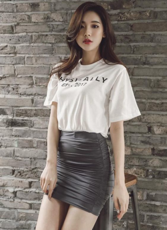 率性自然的紧身裙美女，清纯又漂亮