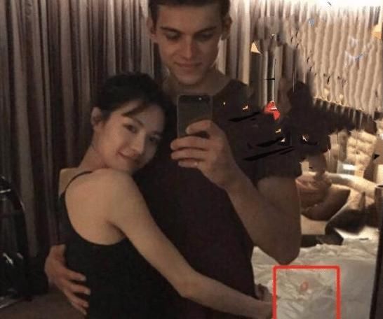 酒店内拍摄@钟楚曦与外籍男友合照曝光,两人甜蜜相拥,男方颜值不输前男友李现
