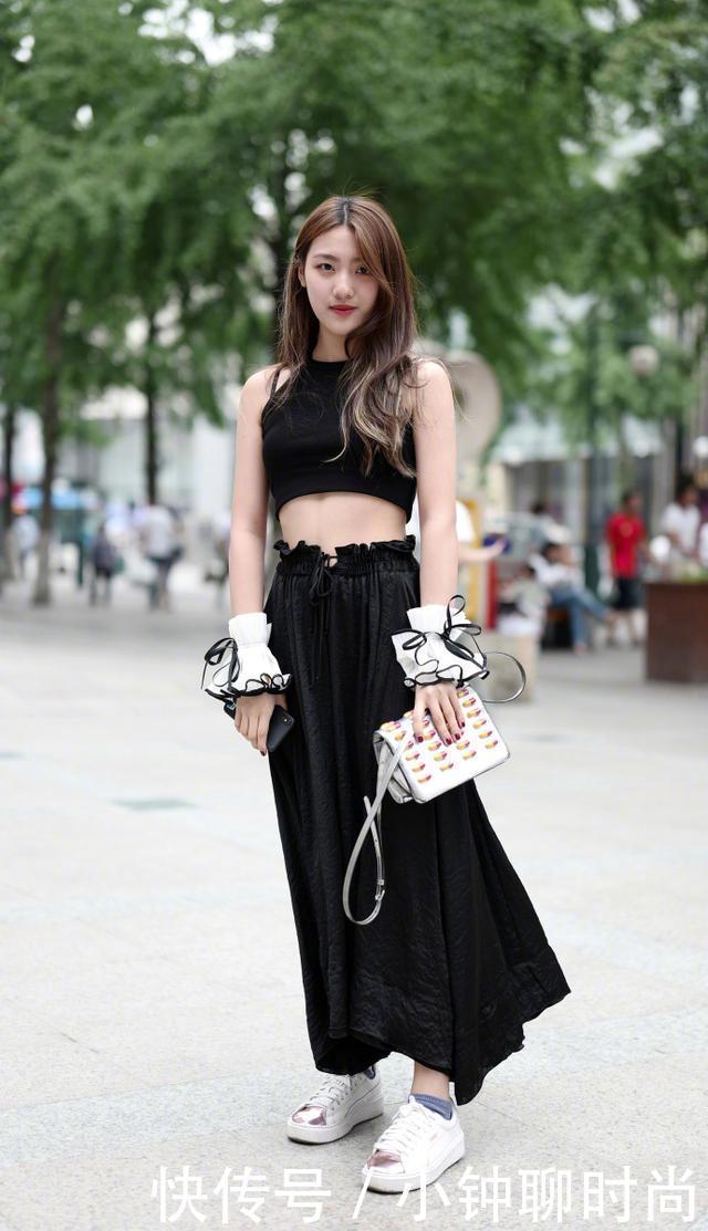 路人街拍:小姐姐穿一袭印花红色连衣裙,凸显玲珑曲线,魅力十足!