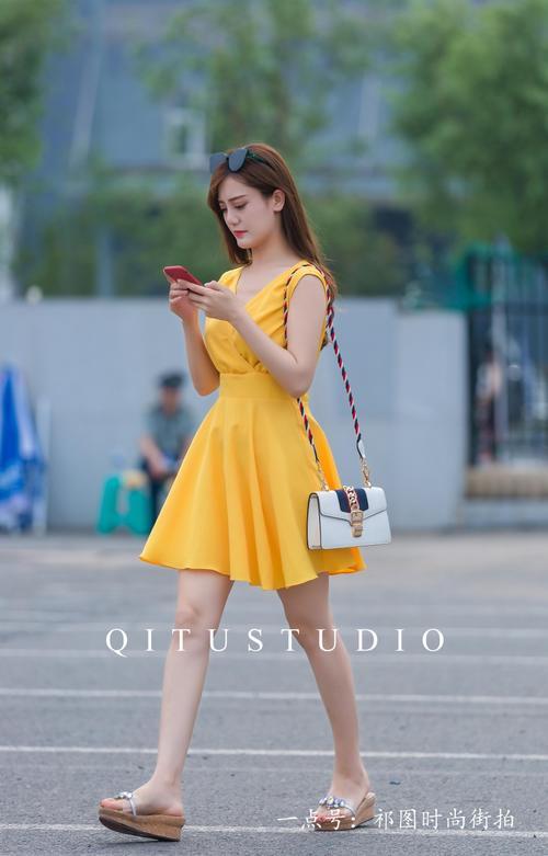 长春街拍：时尚清纯的小姐姐，苗条多姿的身材引人 关注。