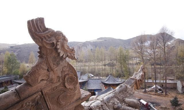 甘肃裕固的这个寺，曲高和寡，周围却有着独特的少数民族风情