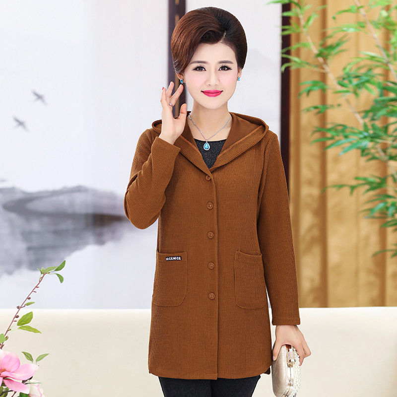 女人过了45岁，就该往死里打扮，瞧妈妈穿的修身外套，令人惊艳