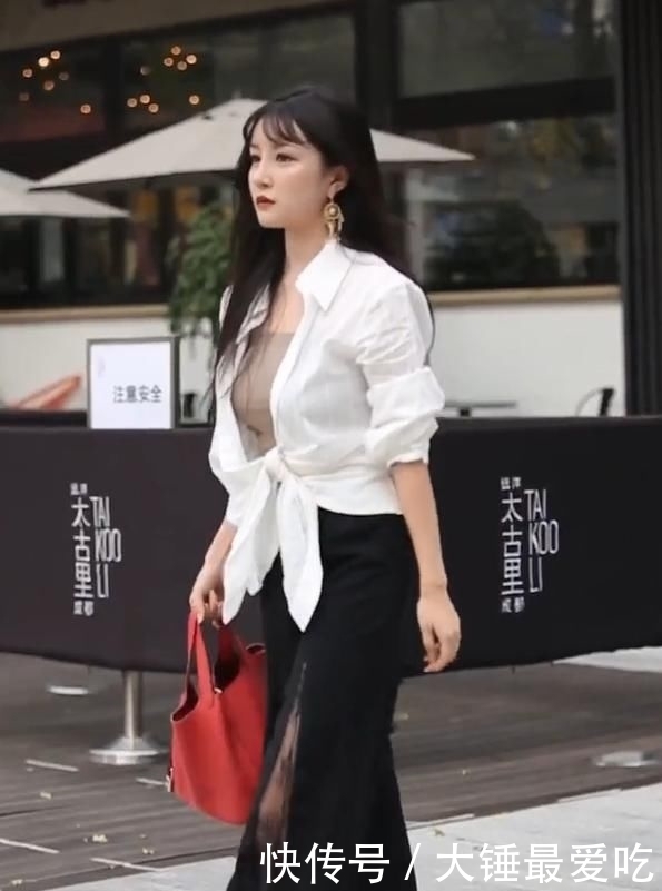 显得她:侧面看是一条阔腿裤,正看却是一条“蜘蛛网裤”,走路风情万种!
