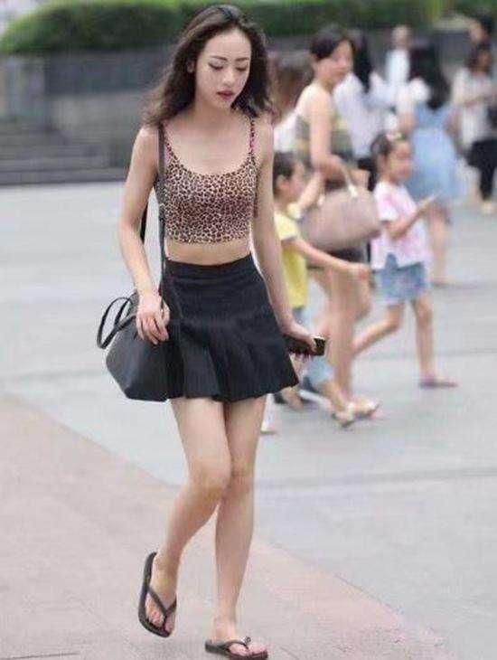 街拍: 纯白的吊带上衣，好短的牛仔短裤，白皙修长的美腿，真美!