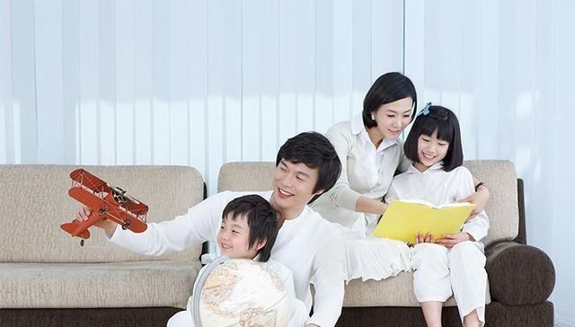  「教孩子」美国父亲模仿中国妻子用普通话骂女儿，外国网友：学中文受益终生