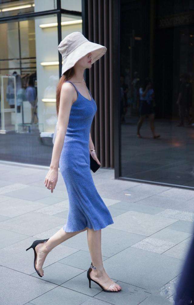 街拍：蓝色的针织吊带裙,小姐姐凸显的侧面朦胧美!