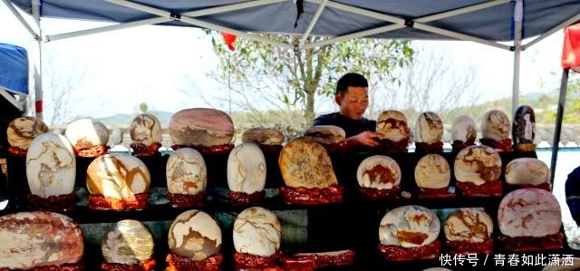 湖北宜都奇石宝贝现茶乡，这3类石吃香，雕刻黄金玛瑙升值10倍