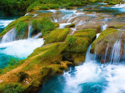 世界第一高楼瀑布：大楼外悬挂了一条百米瀑布，十分壮美