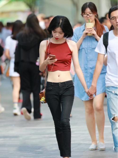  紧身■“大棒槌”的紧身牛仔裤，最风光的兜兜女神，网友：爱了！