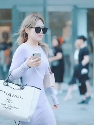 香奈儿：不动时像80斤，走路时100斤都不止！，她的裙子真“稀奇”