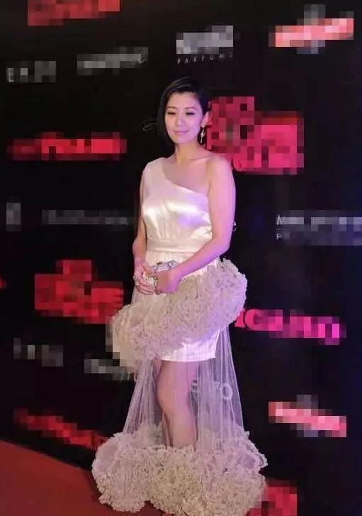 贾静雯出席活动穿透视装，灯罩造型大秀美腿，网友：真是太美了