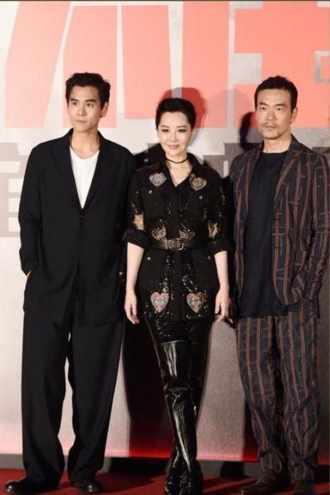 许晴终于不扮嫩了，一身黑色穿搭优雅迷人，网友：49岁就该这么穿