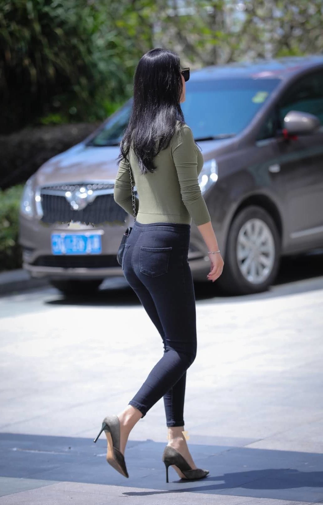 大姐姐深v紧身衣上围饱满，珠圆玉润的好身材，路人看不够