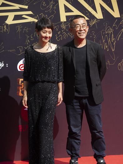 连体:马伊琍气质非一般,穿黑色亮片连体裤配单边耳环,满满的高级感
