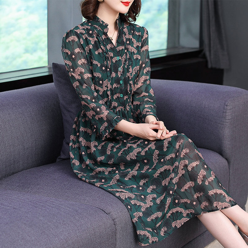 40多岁的女人丢掉妈妈装!现在流行这几款秋裙，美的一愣一愣的