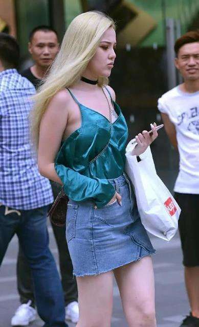 街拍：穿着清凉的美女姐姐，这么穿很好看