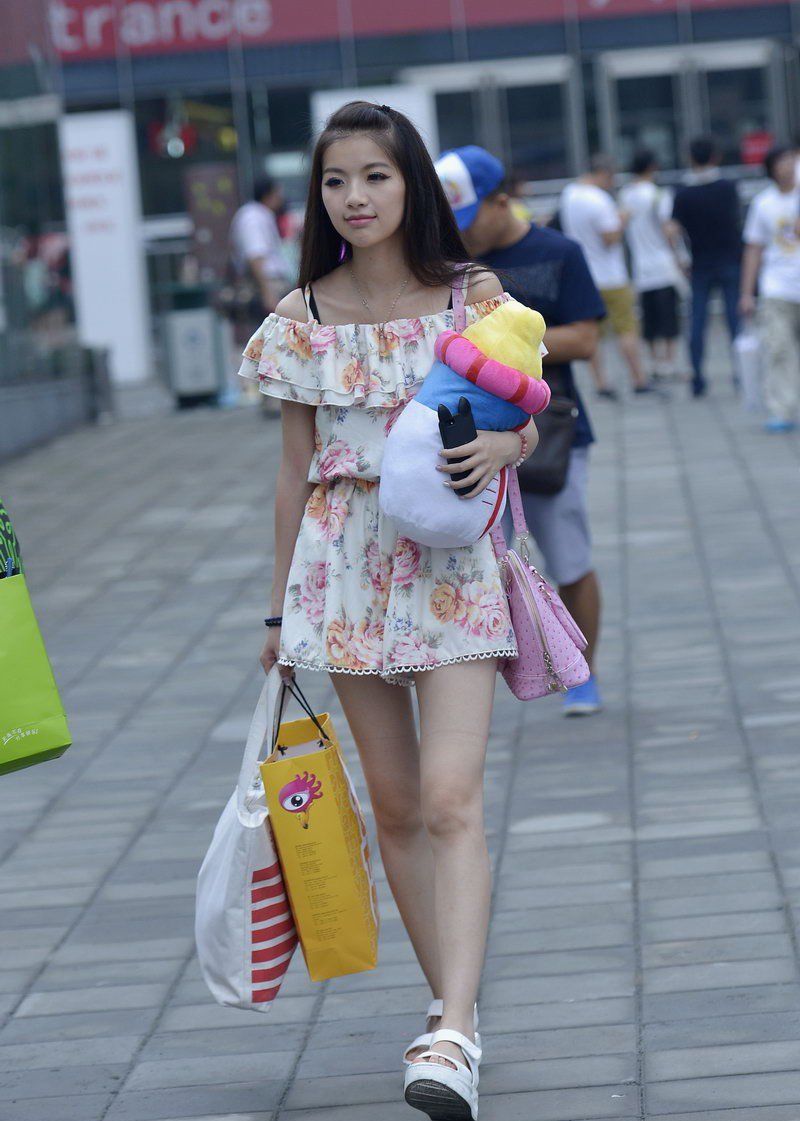 车站附近请来的美女，粉色包臀裙可爱又性感