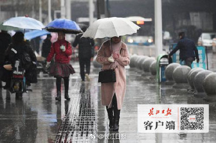 武汉今早气温骤降，市民上班上学风雨无阻