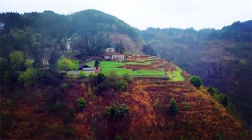 贵州山顶上的村庄，一栋栋别墅依山而建，旁边就是幽深大峡谷