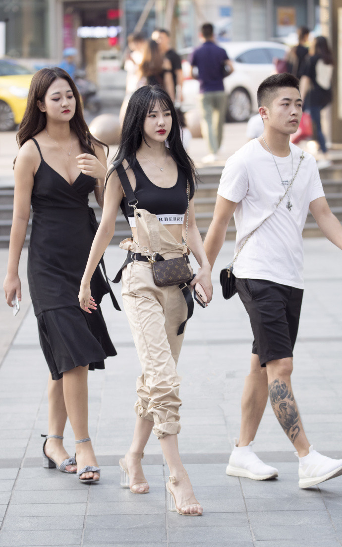 重庆街拍：舒适宜人随性简约的穿搭，让你魅力倍增！