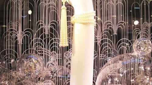 她是凡尔赛宫的点缀，也是女神裙上的珠光