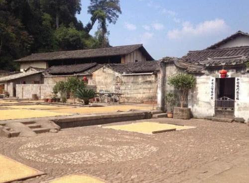 自驾游遇上“拦车虎”，天价过路费走红，车主：还自称合法