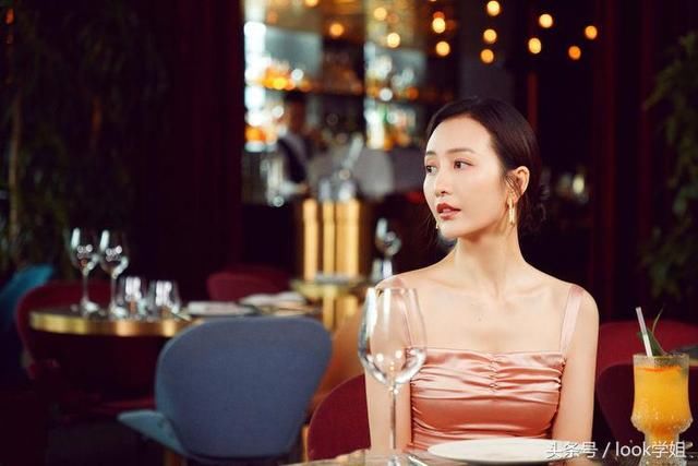 张雪迎21岁，迪丽热巴26岁，穿吊带裙都不如36岁王鸥有韵味