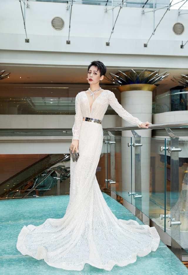 宁静厉害了，硬把西装塞进短裙里，网友:难怪缝被撑得这么宽