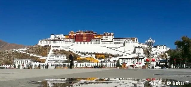 去西藏旅游,看到穷游女在布达拉宫前倒了一瓶水,是怎么回事