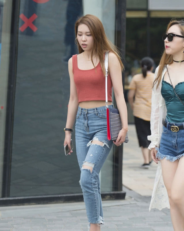  显得|街拍:俏美靓丽的小姐姐,穿搭时尚紧身牛仔裤,休闲又大方!