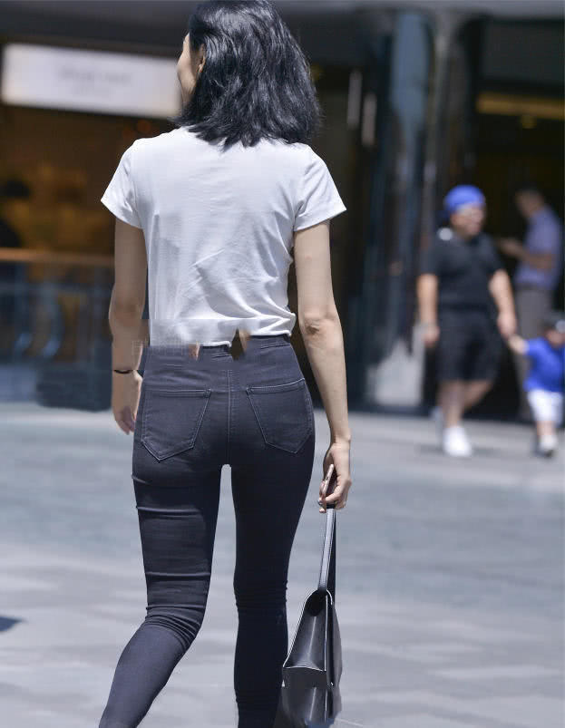 现在紧身裤的小姐姐已经成为了外面的一道迷人的风景线。