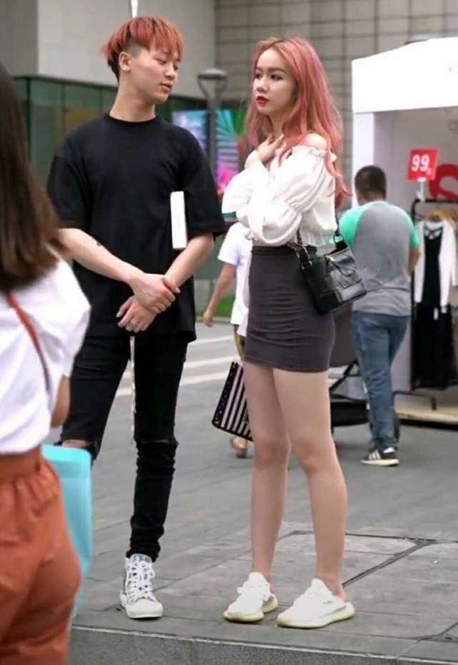  #拼命#妹子身材太好了吧，我们拼命都挤不进的裙子，她穿全是皱纹！