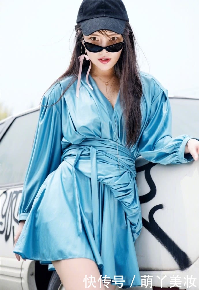 徐冬冬穿红色连衣裙，还要在外裹一层塑料袋，这样真能防雨吗？