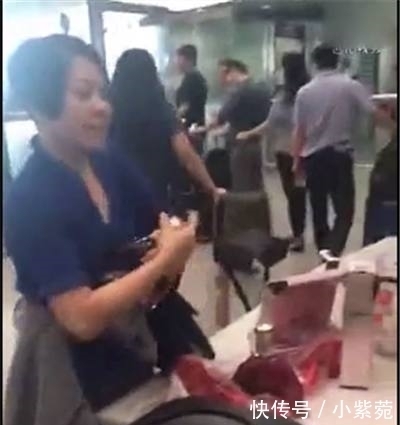 大妈带高档酒过不了，接下来却让安检员傻眼，网友：就得这么做