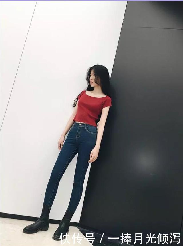 衬托出|紧身牛仔裤简单又经典,还能衬托出女性优雅甜美的气质