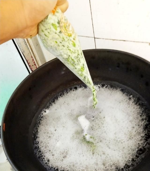 蔬菜:孩子不爱吃蔬菜怎么办?教你一招,不用料理机也能做蔬菜面!