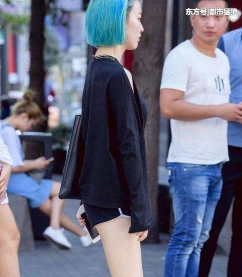 街拍: 成都美女, 穿衣的开放程度, 不输于国外