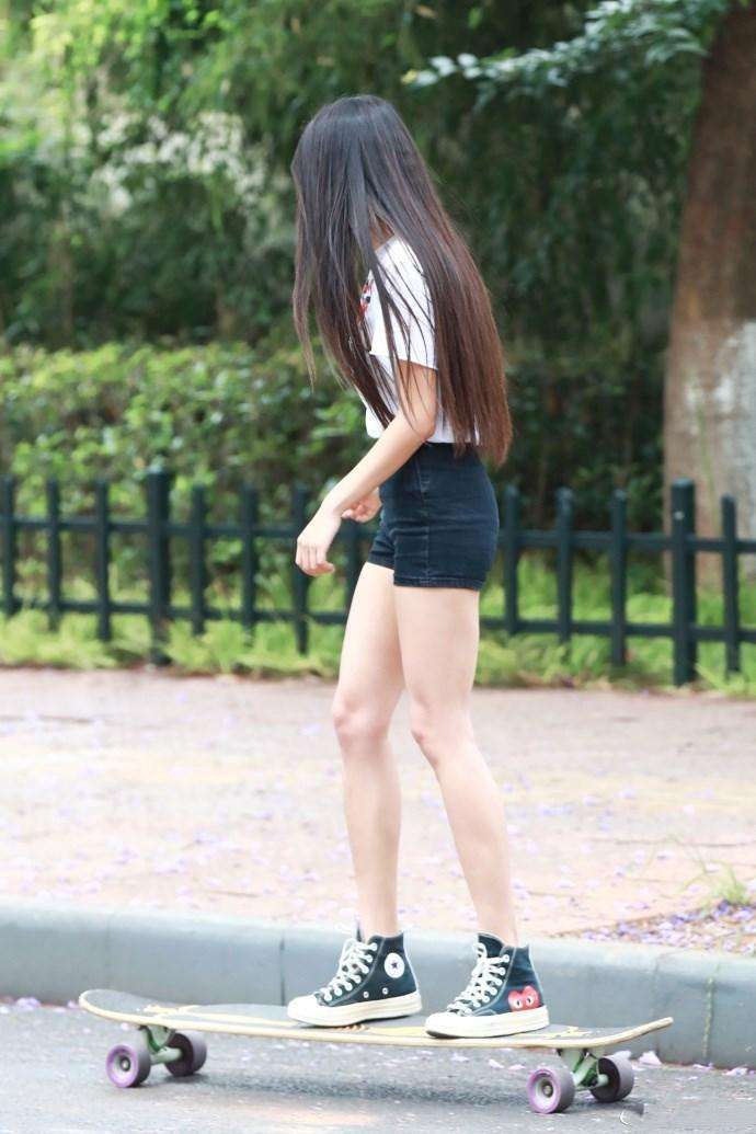 路人街拍，姑娘选择的这款短裤属于修身款，展示出浓浓的性感范