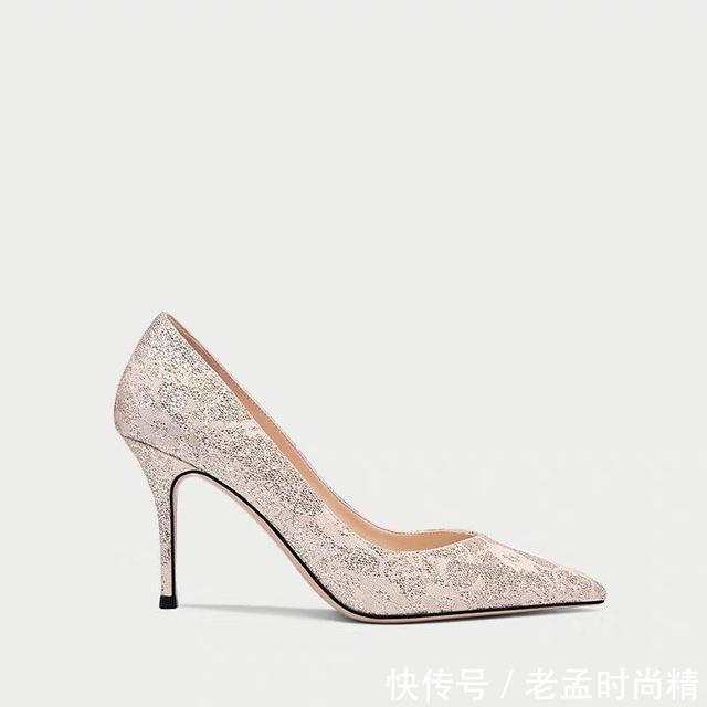 『足尖魅力』简约干练的尖头细高跟,拉长腿部线条,彰显性感女性魅力