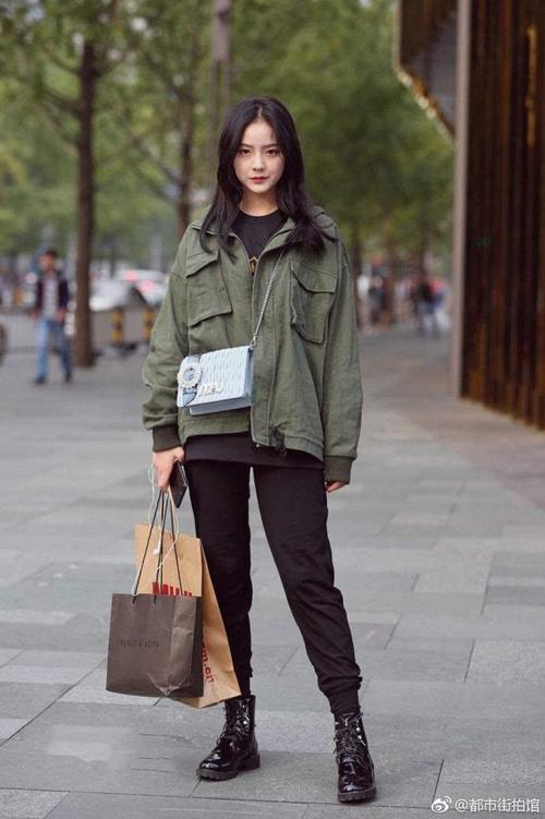 街拍：微胖身材的小姐姐，清凉搭配秀出的身材，别有一番风情！