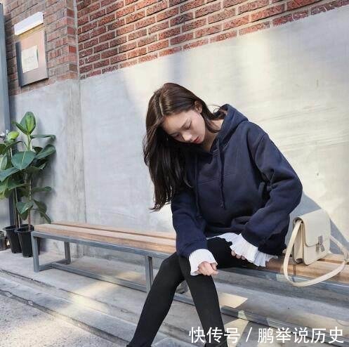 「卫衣」冬天卫衣怎么穿更年轻搭配袜裤还是牛仔,个性保暖最重要