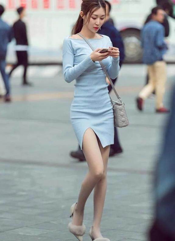 美女街拍, 小姐姐白色的吊带背心配上牛仔热裤, 看上去非常的清爽