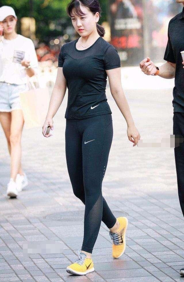 用薄薄一层蕾丝网纱的设计，让女人的气质变为性感与优雅并存