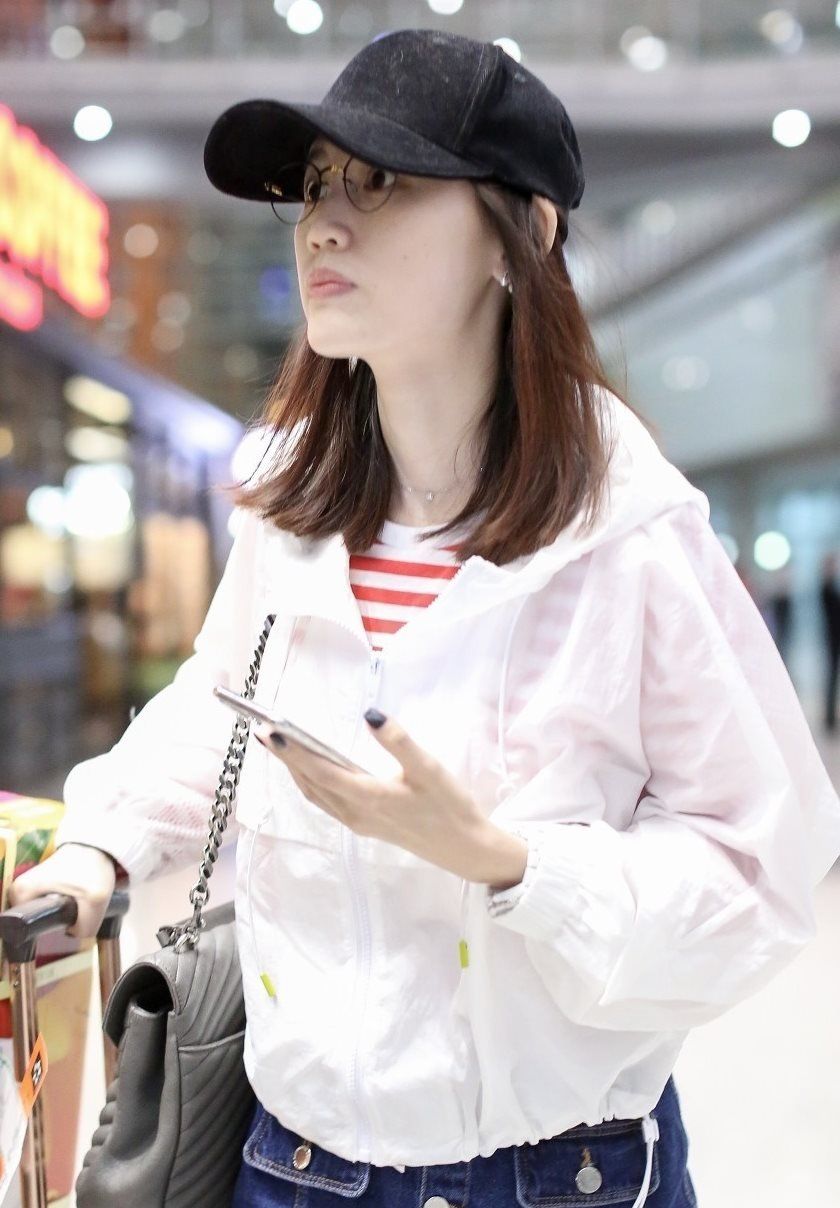 机场偶遇马蓉，裙子中间一排扣系上，网友:变化这么大?