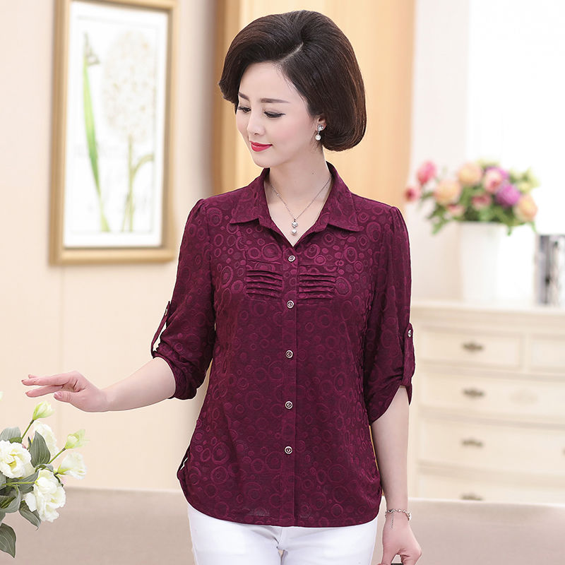 难怪，把裙子都扔了，流行的小衫太美，50岁妈妈穿上显瘦，迷人