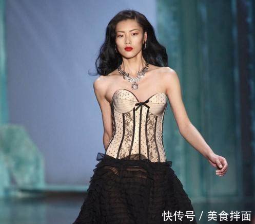 刘雯简直太强大，上半身用力过猛都歪了，网友就不怕被看光光！