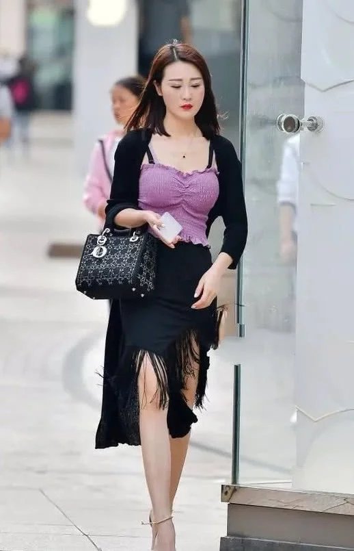 成熟小女人的紫色吊带装，不是你们的最爱吗，赶紧追求你的真爱去