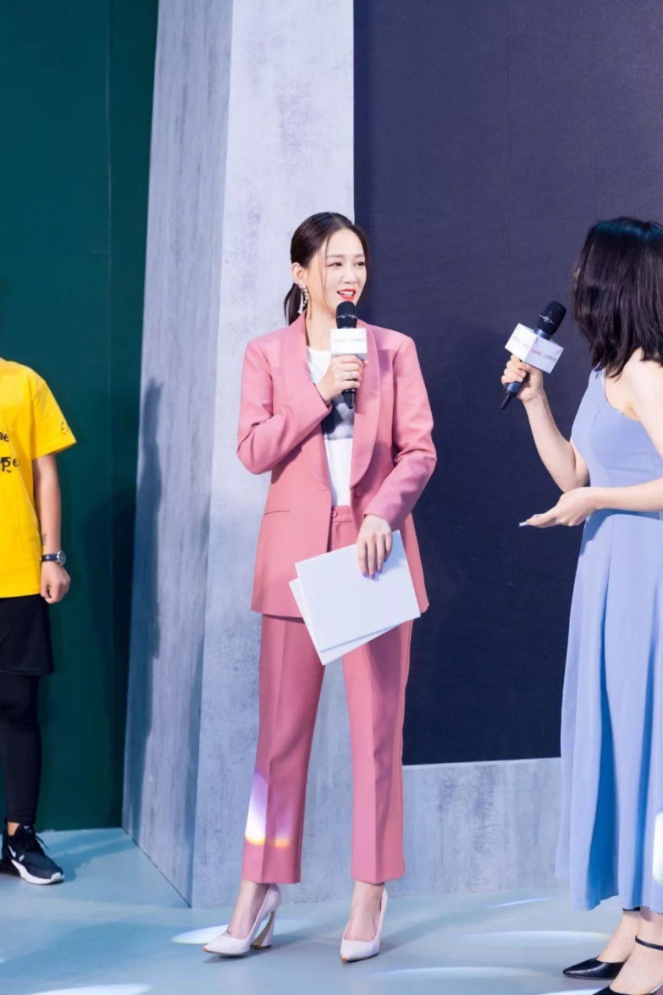 热巴缝深V领，杜鹃球鞋穿得有点皮!要嫁杰森哥的女人每一秒都美!