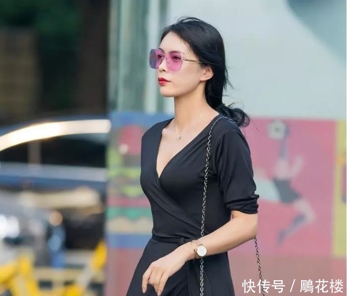 拥有:街拍:拥有独特气质的女子,穿搭时尚,彰显迷人女性之美