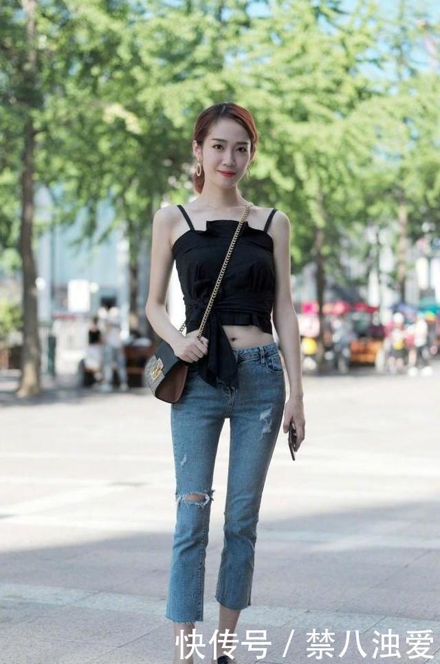  【印花】街拍：美女戴一副太阳镜，搭配印花连衣裙，街头气质感十足！